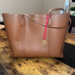 Tory Burch Perry Triple compartment tote 💚